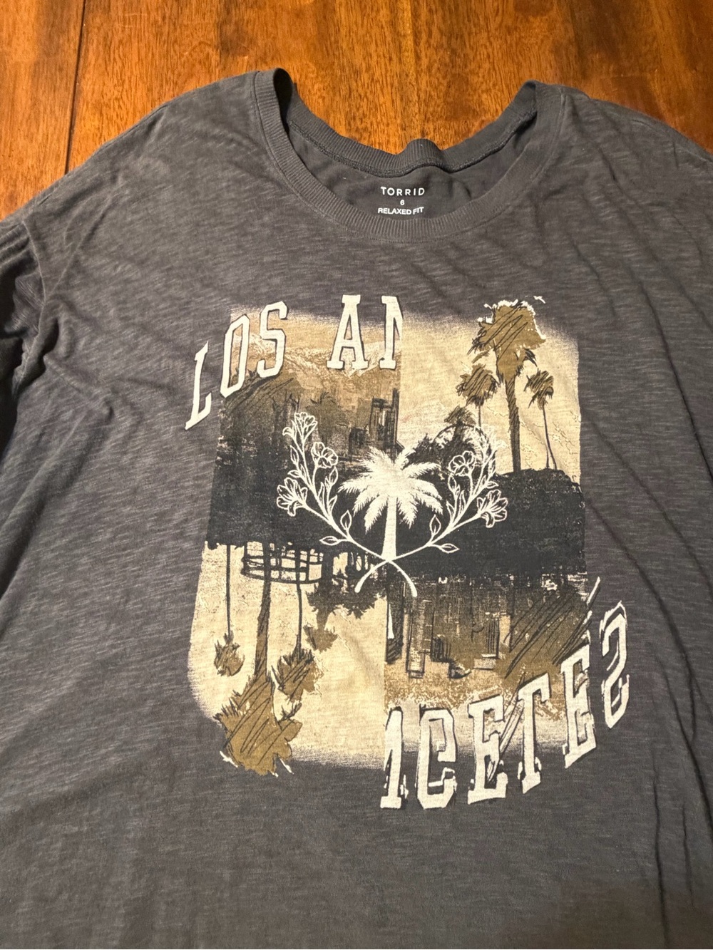 torrid Slate Gray Los Angeles Graphic Tee with Cream and Gold Print. Size 6X 30